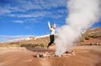 Saltando ao lado de um dos Geisers del Tatio, na região do Atacama, no norte do Chile